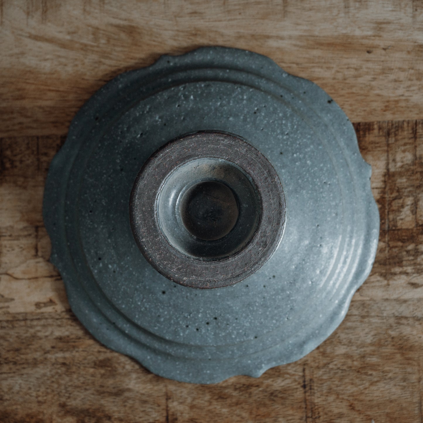 彫刻コンポート皿 18cm (グレー釉)