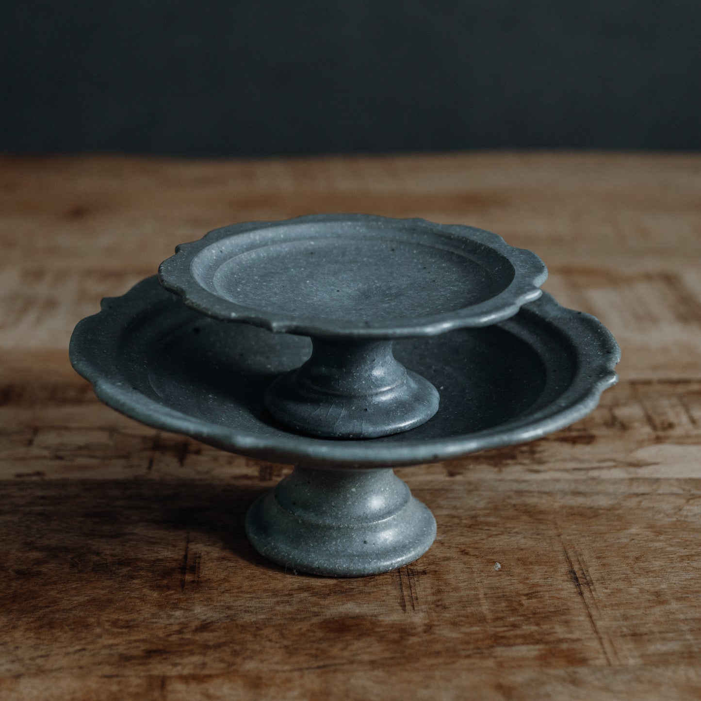 彫刻コンポート皿 18cm (グレー釉)