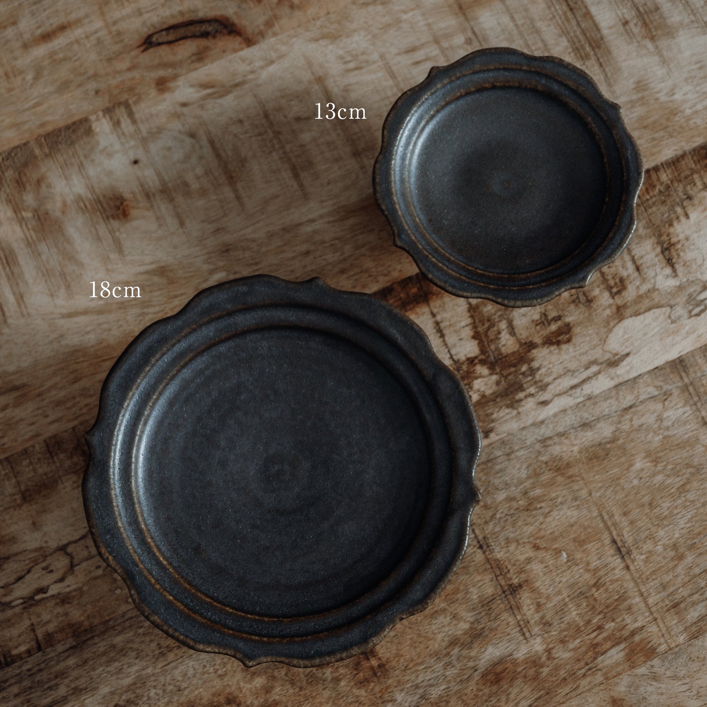 彫刻コンポート皿 18cm (サビ釉)