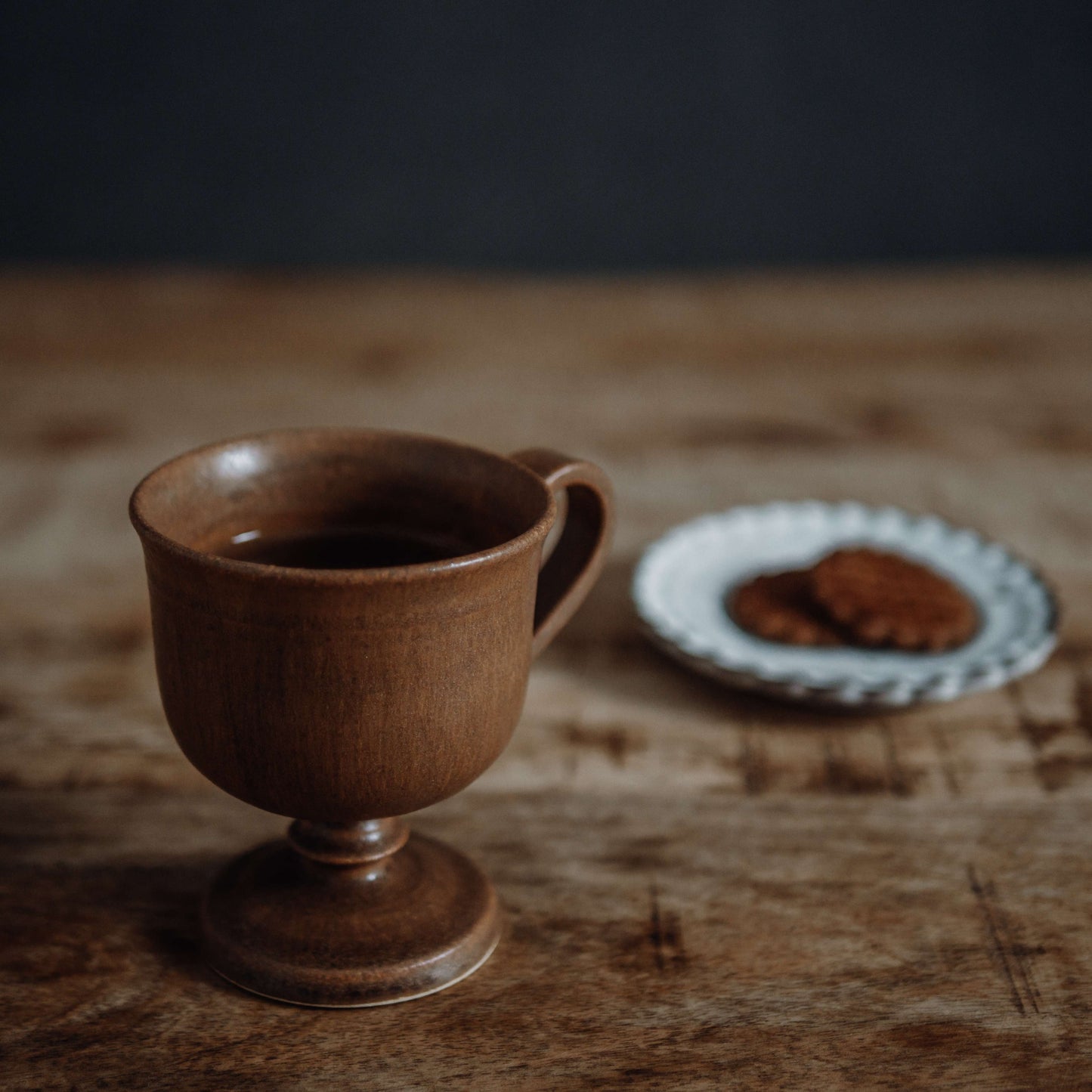 Beaded foot coffee cup さびいろこはく コーヒーと茶菓子を添えた食卓シーン