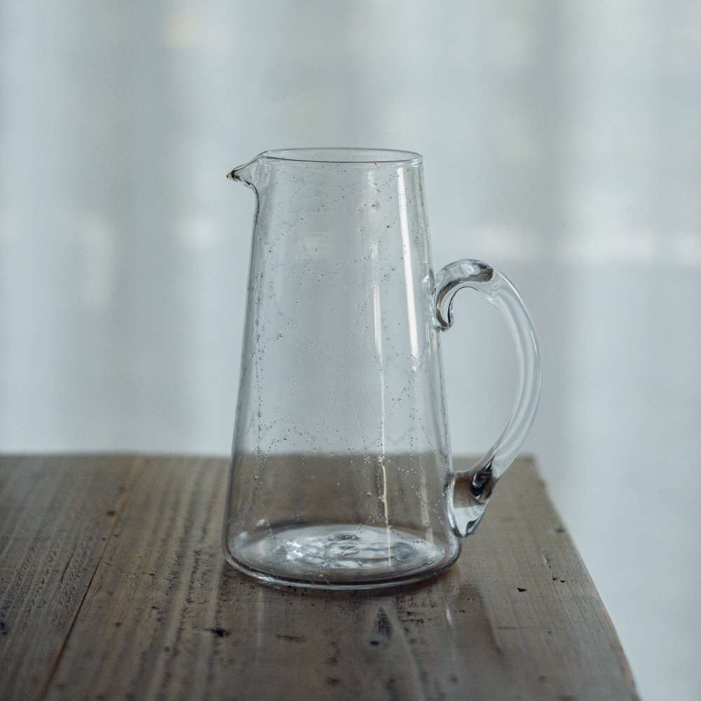pitcher S クリア 明るい光の下での質感