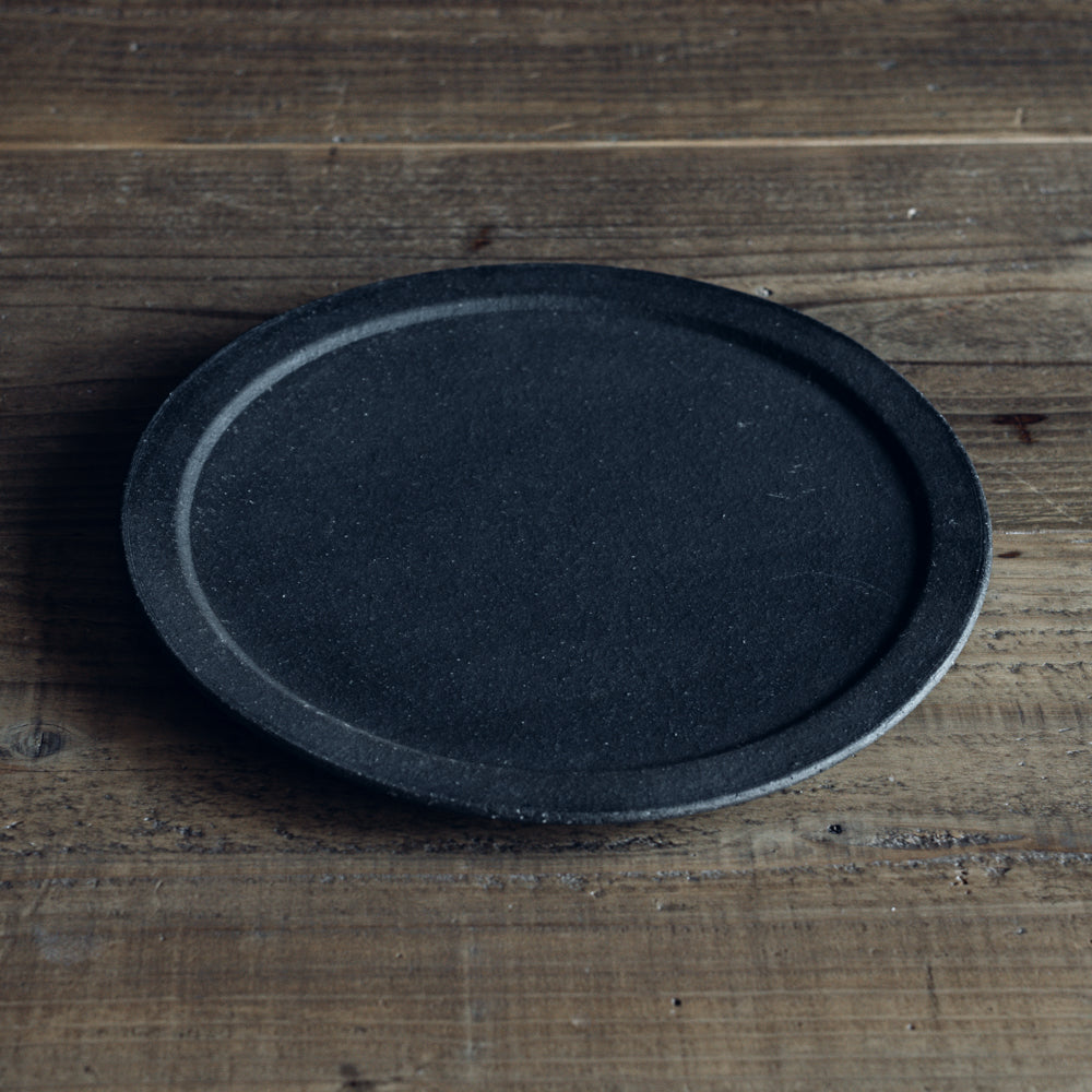 7寸細リム皿 (炭化) フルカワゲンゴ おしゃれ かっこいい 高級感 食器 手作り ブラック 黒 メインディッシュ用 ワンプレート皿 リム皿 天然素材 自然素材 一点物 一点もの