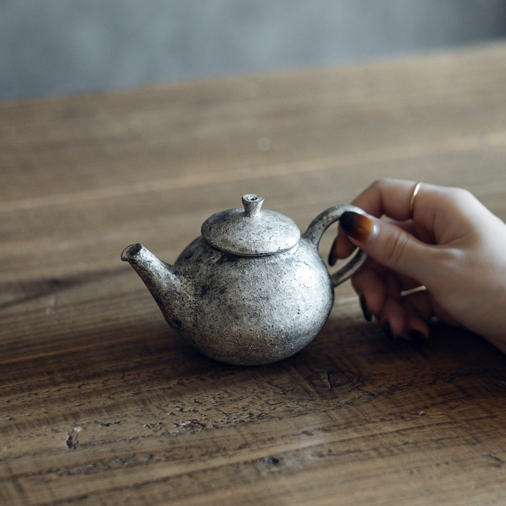 茶壷 (銀彩) フルカワゲンゴ おしゃれ かっこいい 高級感 手作り シルバー 小さめ かわいらしいサイズ感 小鉢 中国茶器 天然素材 自然素材 一点物 一点もの