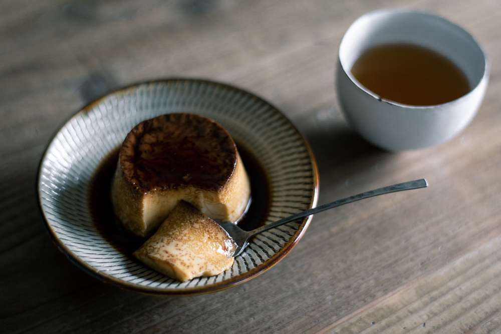 mononogu スプーンM プリンと飲み物を添えた食卓シーン
