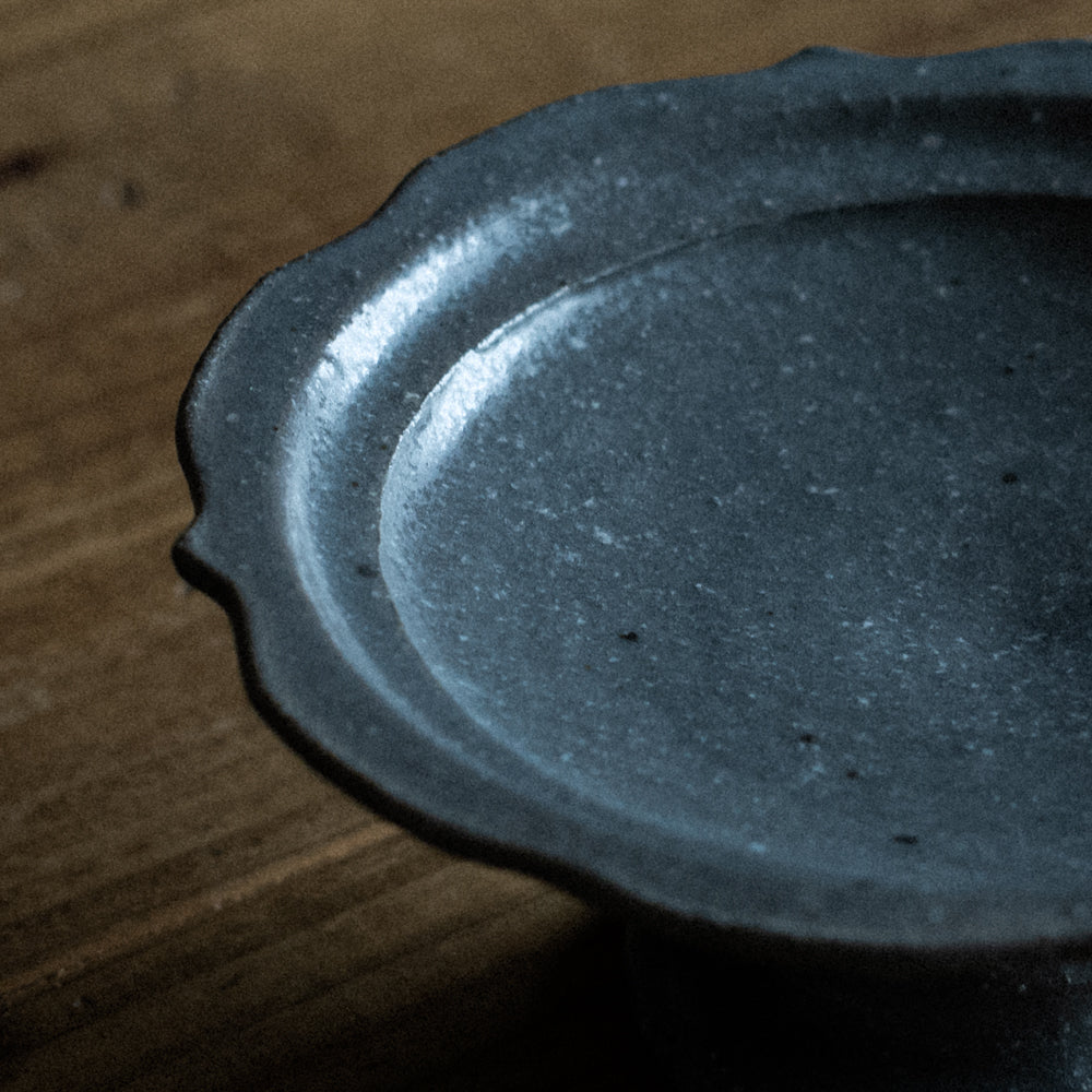 彫刻コンポート皿 13cm (グレー釉)