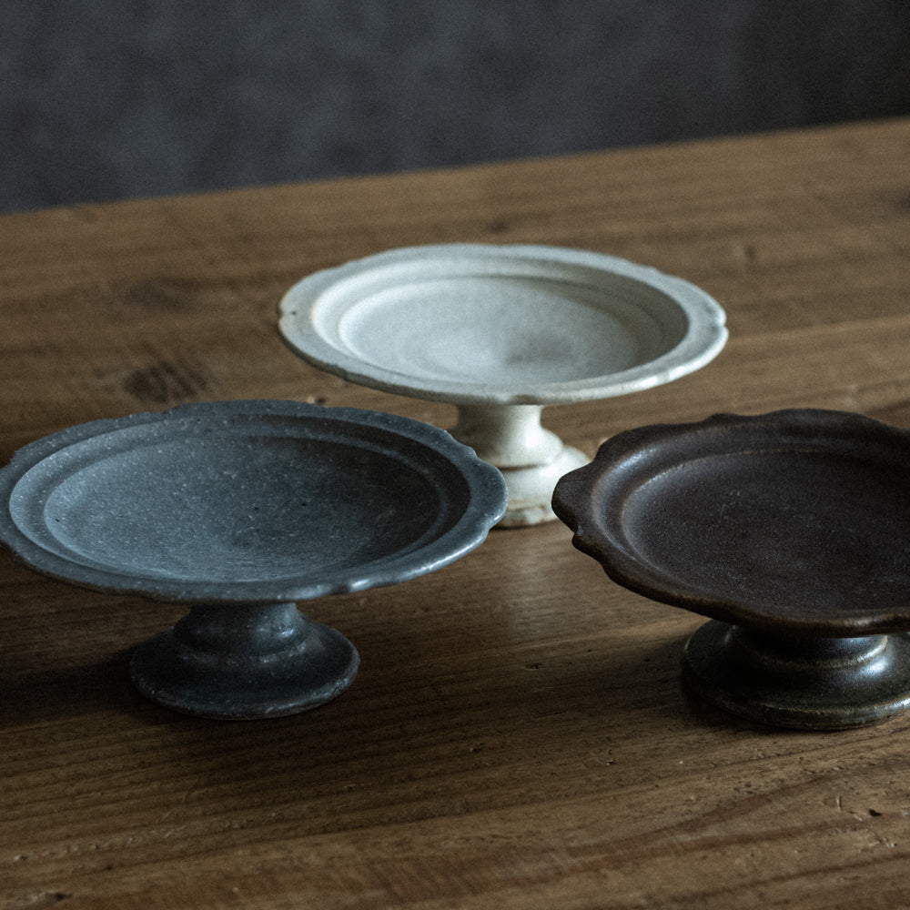 彫刻コンポート皿 13cm (グレー釉)