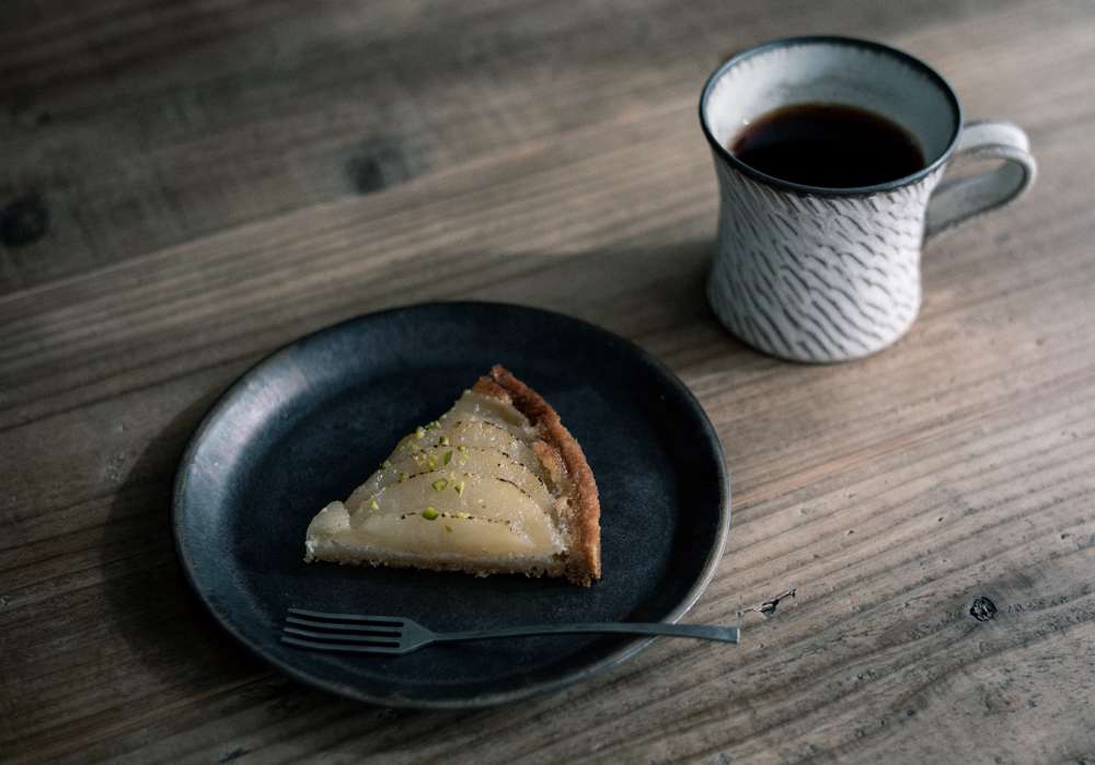 FOR SUCH A TIME ラウンド17cm タルトとコーヒーを添えた食卓シーン