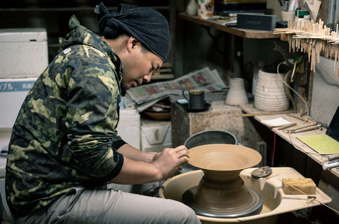 幸山窯・山本雅則｜信楽の窯を継ぐ、新しいしのぎ模様 – sui.