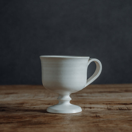 Beaded foot coffee cup アンティークホワイト 正面から見た全体像