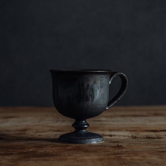 Beaded foot coffee cup さびいろすす 正面から見た全体像
