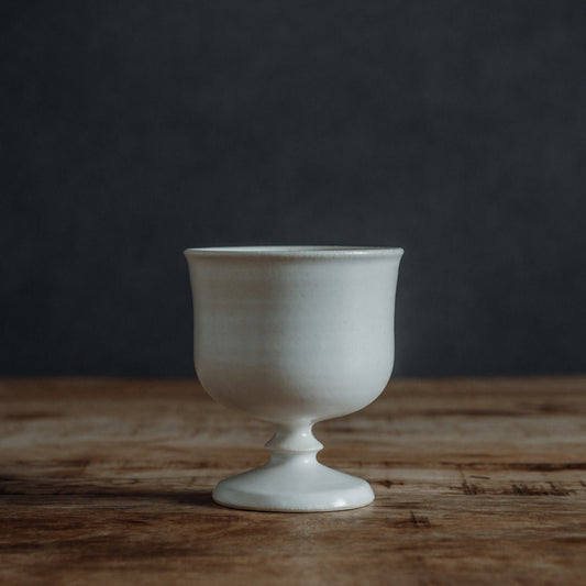 Beaded foot iced coffee cup アンティークホワイト 正面から見た全体像