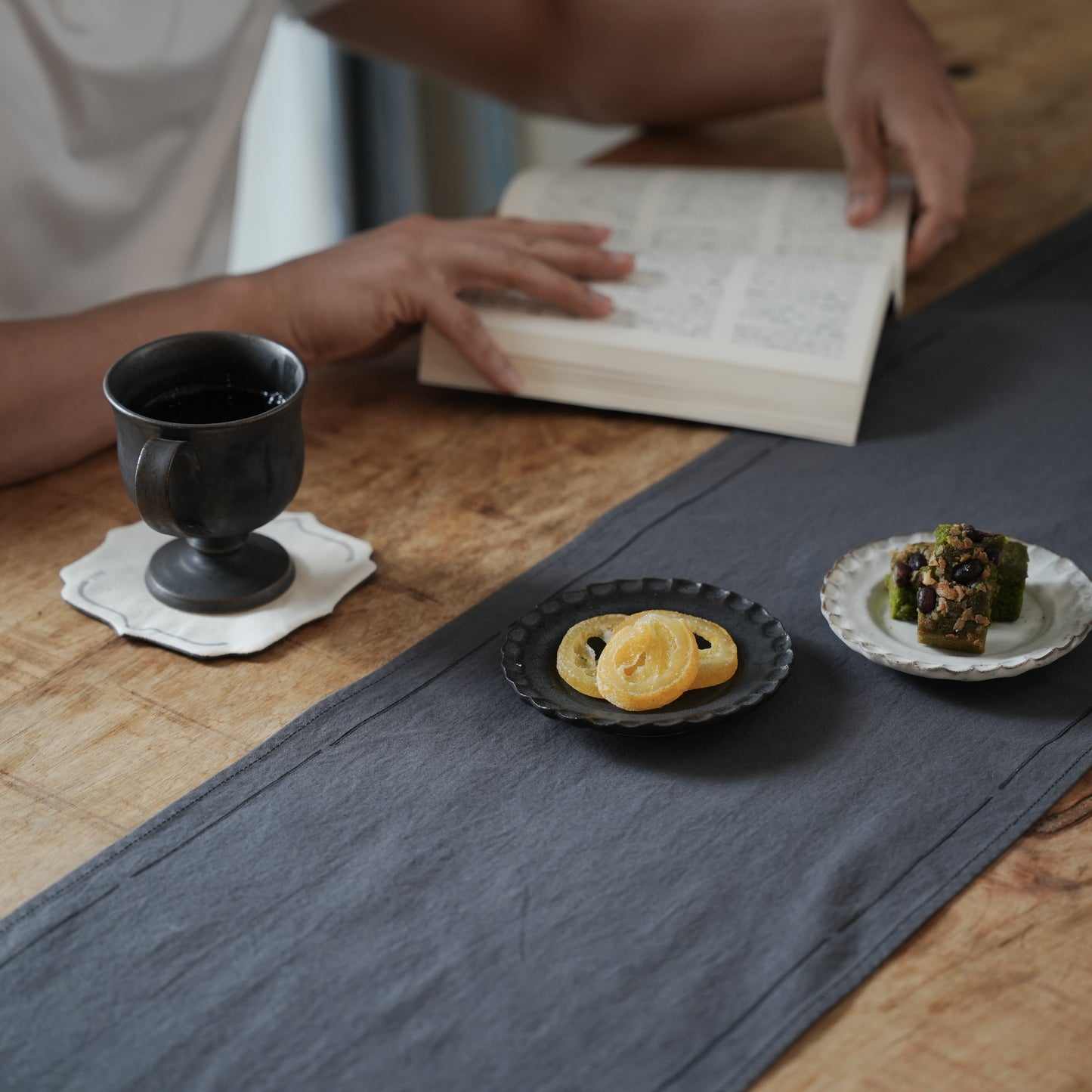 テーブルランナーの黒い罫線 食卓のアクセント