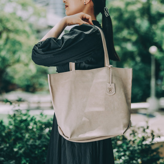 ランチバッグM pink beige 肩にかけたイメージ