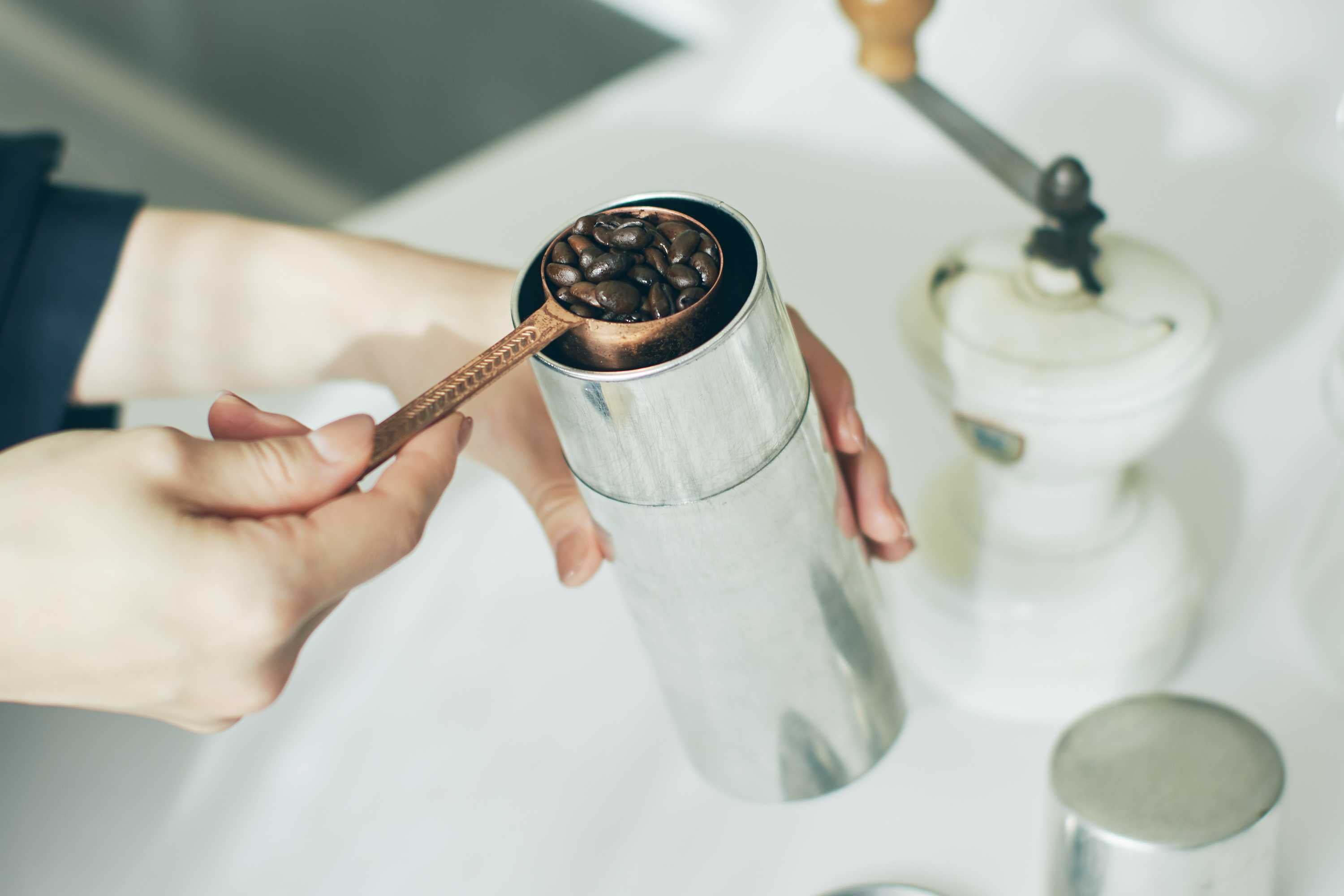 ブリキ缶でコーヒー豆を計量するハンドドリップの準備風景