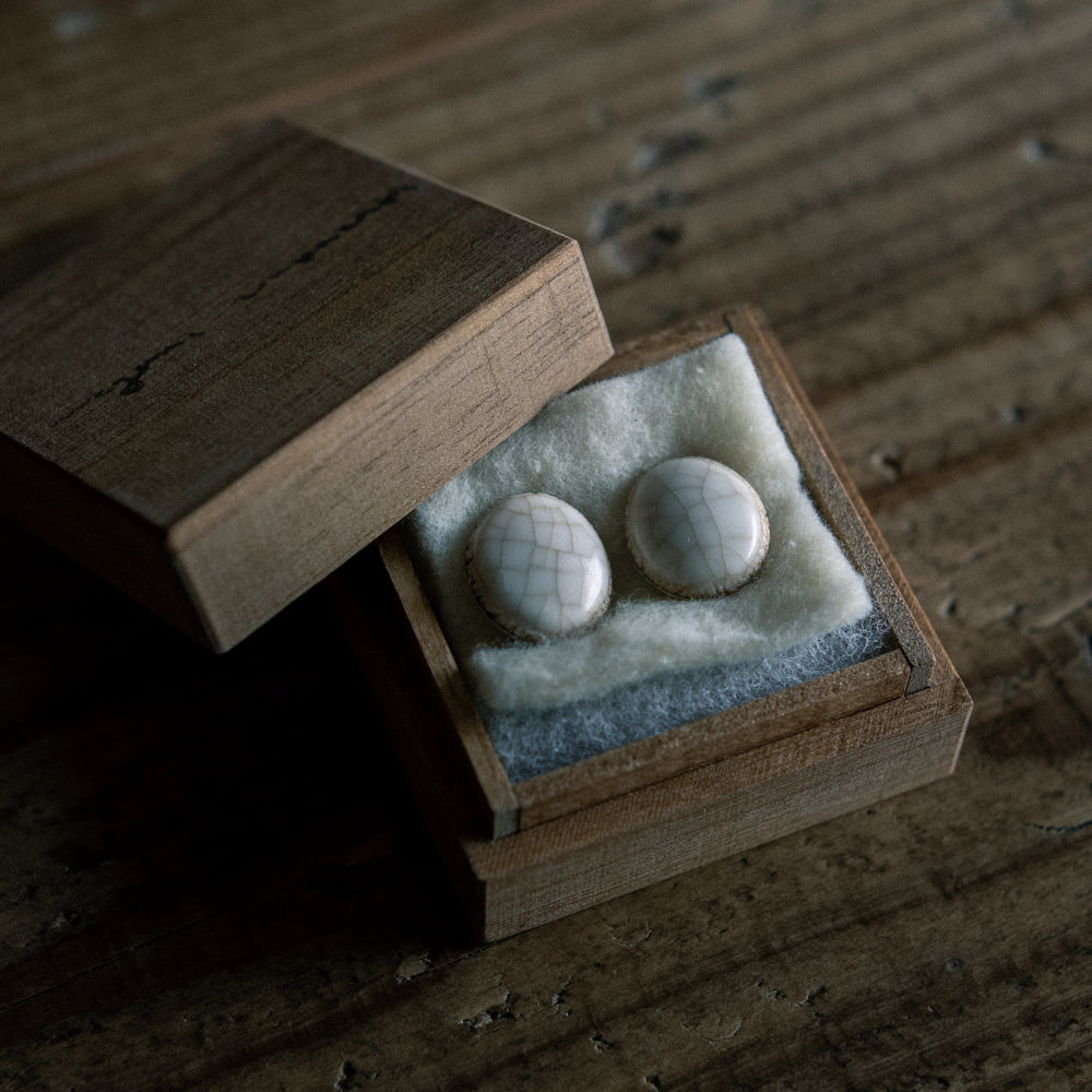 河石飾り(貫入)イヤリング｜塚崎愛 – sui.