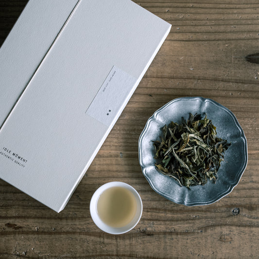 HANAE 雲南古樹白茶 パッケージと茶葉のグループショット
