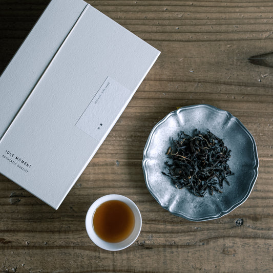 AKARI 雲南紅茶 パッケージと茶葉のグループショット