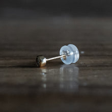 画像をギャラリービューアに読み込む, ダイヤモンドのピアス   K18 / 0.05ct
