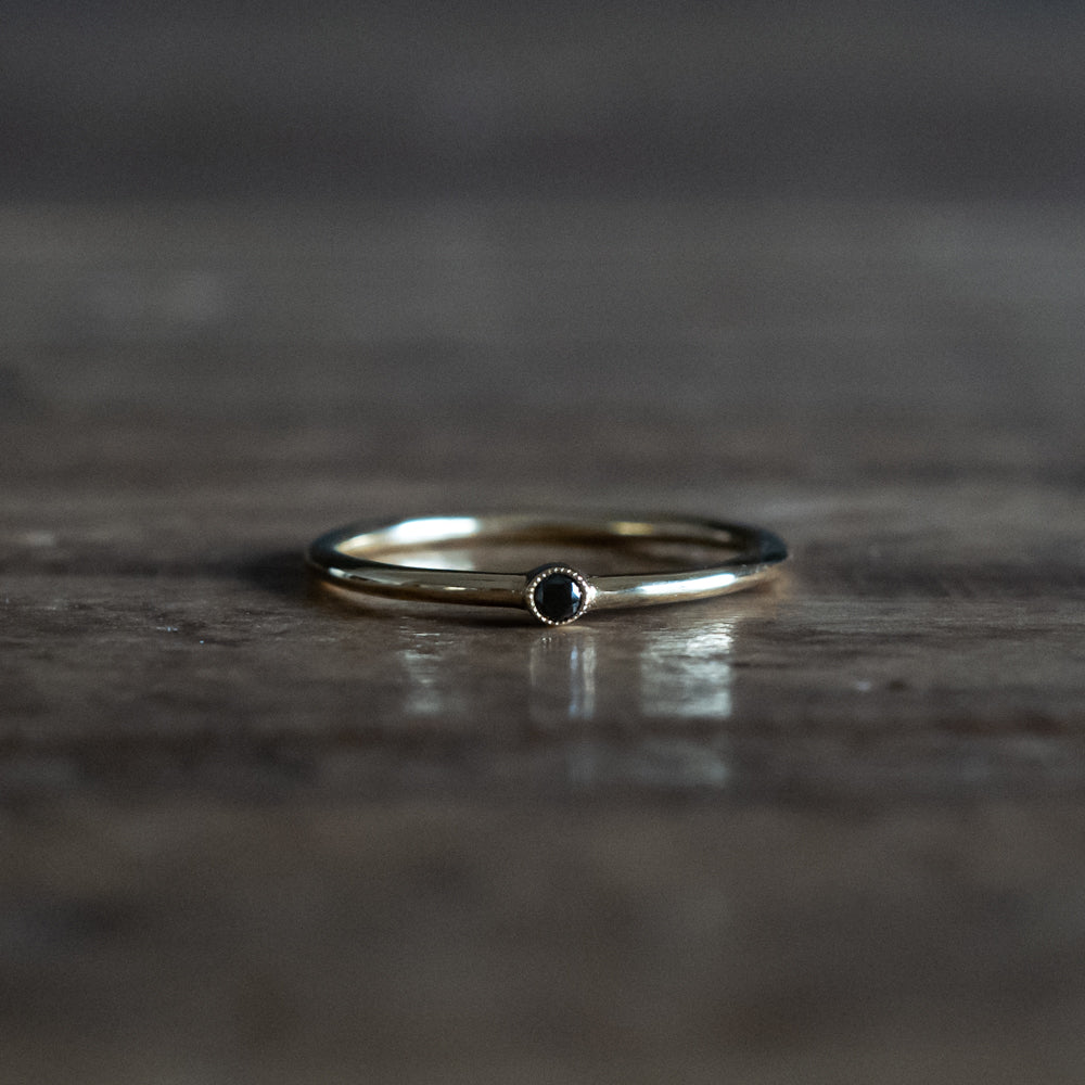 ブラックダイヤモンドのピンキーリング  K18 / 0.02ct