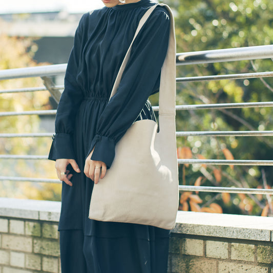 レジブクロショルダー pink beige 斜めがけコーディネート